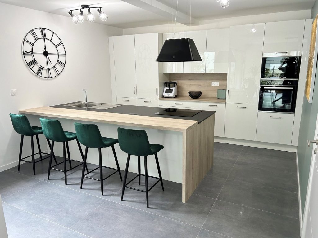 cuisine blanche avec accessoires